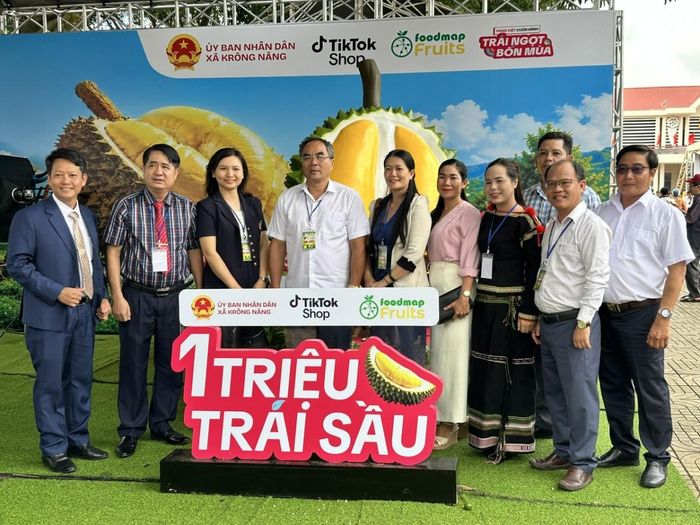 Các đại biểu chụp ảnh lưu niệm tại các gian hàng tham dự tại lễ hội.