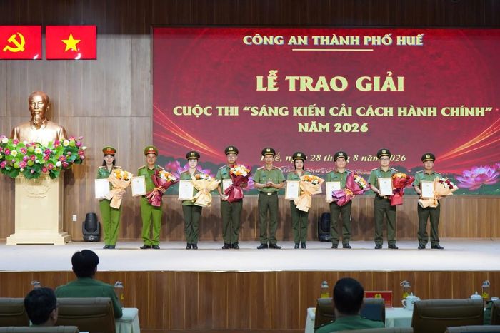 Trao giải Cuộc thi "Sáng kiến cải cách hành chính trong Công an thành phố Huế năm 2026" cho các tập thể, cá nhân đạt thành tích