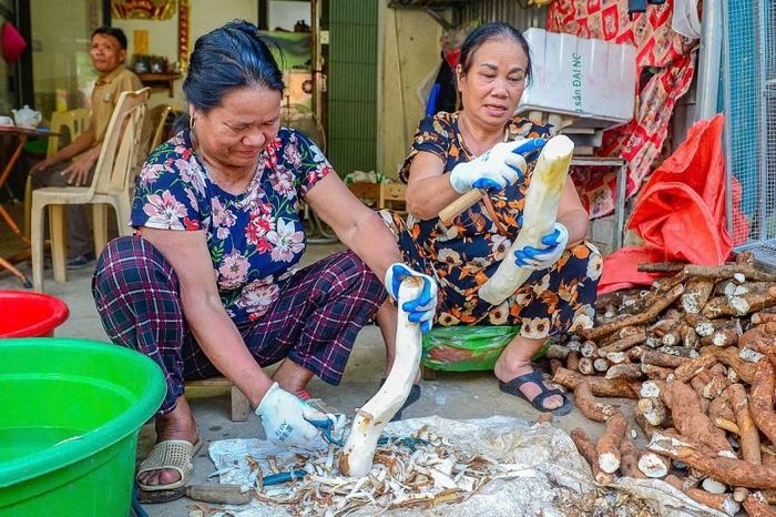 Mỗi ngày bà Hoa thuê hàng chục công nhân chế biến củ mài tươi.