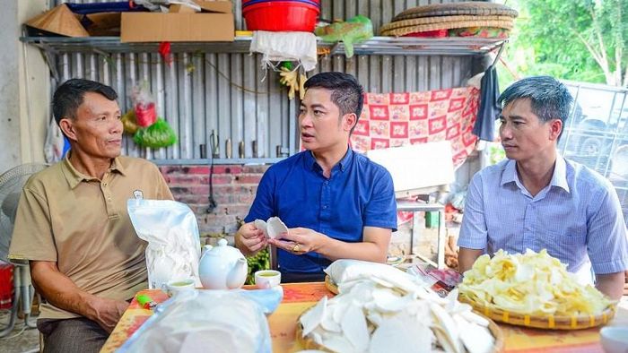 Ông Đoàn Văn Trường (áo xanh) cho rằng củ mài nếu được khai thác hiệu quả sẽ đem lại giá trị kinh tế cao giúp bà con nơi đây thoát nghèo.