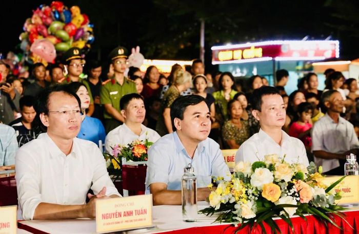  Các đồng chí lãnh đạo xã Thanh Thủy tham dự Chương trình nghệ thuật “Mùa Thu Thanh Thủy” năm 2026. 