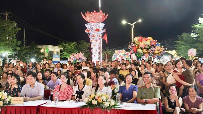  Đông đảo Nhân dân và du khách theo dõi, cổ vũ các tiết mục tại Chương trình nghệ thuật “Mùa Thu Thanh Thủy” 