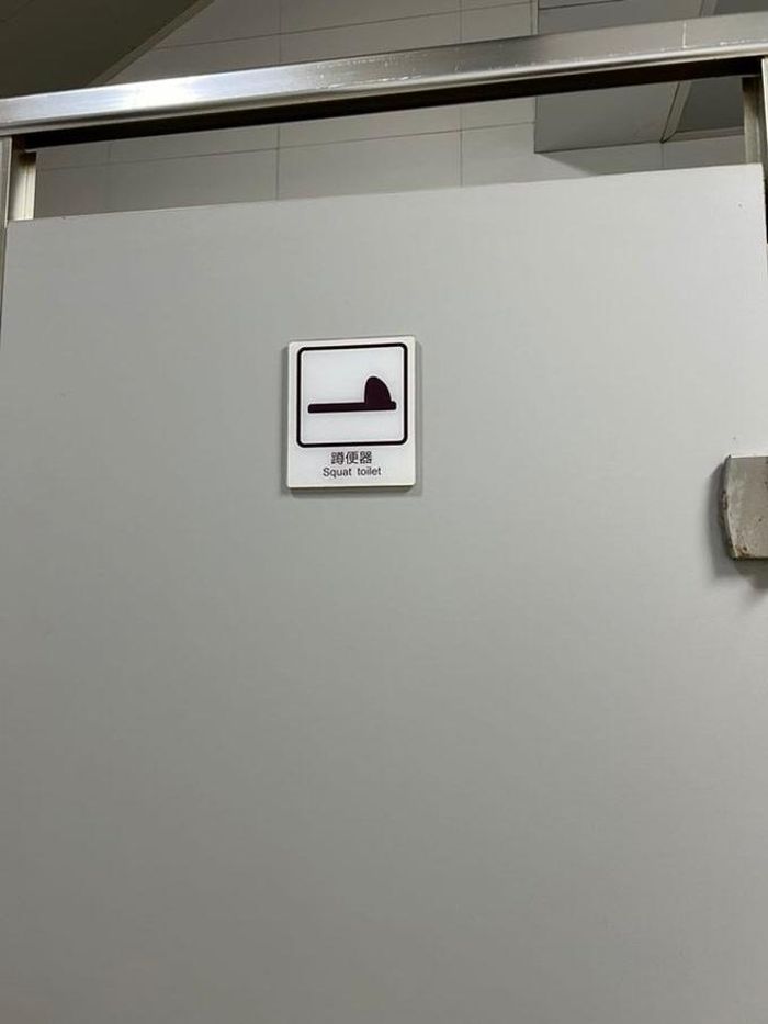 Kiểu bồn cầu xổm được ghi chú là “Squat Toilet” trong một nhà vệ sinh công cộng ở Thượng Hải, Trung Quốc. (Ảnh: L.H.Yến)
