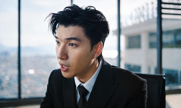 Hieuthuhai toát mồ hôi khi làm hướng dẫn viên.