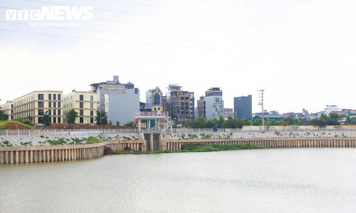 Hồ có diện tích khoảng 20 ha, tổng mức đầu tư 858 tỷ đồng, được thiết kế với độ sâu khoảng 4 m. Hệ thống bờ kè có chiều dài khoảng 2,5 km.