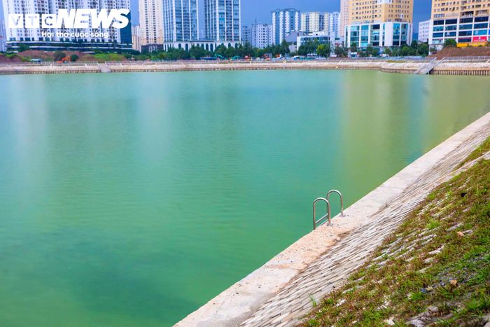 Công trình có tổng diện tích khoảng 17,2 ha, trong đó phần mặt nước rộng khoảng 12 ha. Hệ thống kè quanh hồ dài gần 1.950 m. Đến nay, khối lượng thi công hồ Đồng Bông 2 đã đạt gần 100%.