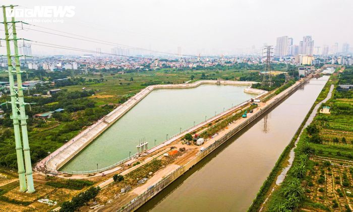 Cách đó không xa, hồ điều hòa Yên Nghĩa 2 tại xã An Khánh có diện tích khoảng 5 ha, tổng vốn đầu tư 250 tỷ đồng. Các hạng mục chính như kè hồ, đường dạo và hệ thống hạ tầng kỹ thuật đã cơ bản hoàn thành.