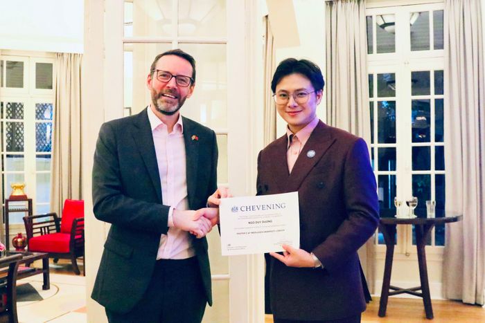 Đại sứ Anh tại Việt Nam Iain Frew trao học bổng Chevening cho Ngô Duy Dương.