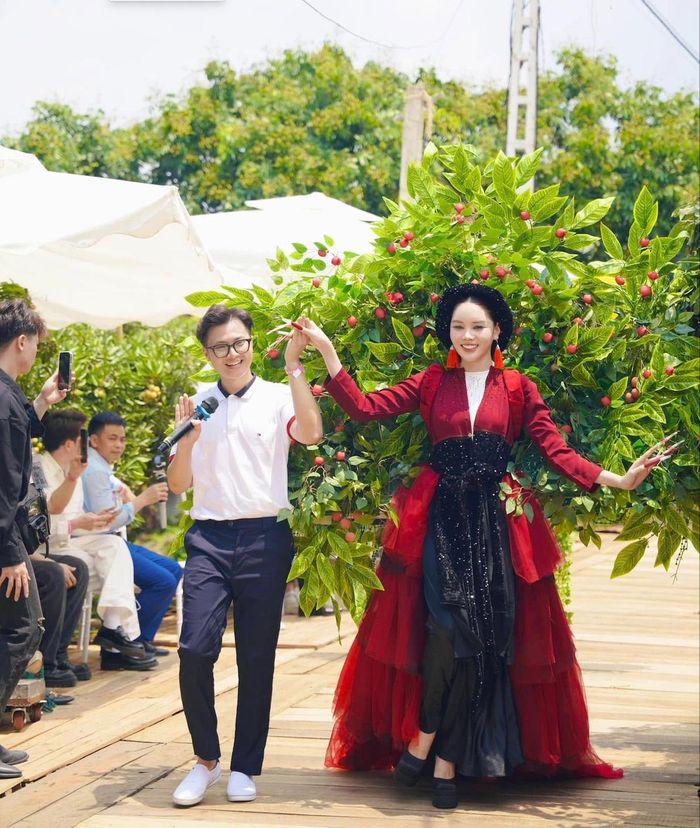 Fashion Show Vải Thiều mà Duy Dương là tổng đạo diễn, thu hút hàng chục triệu lượt tiếp cận trên nền tảng số.