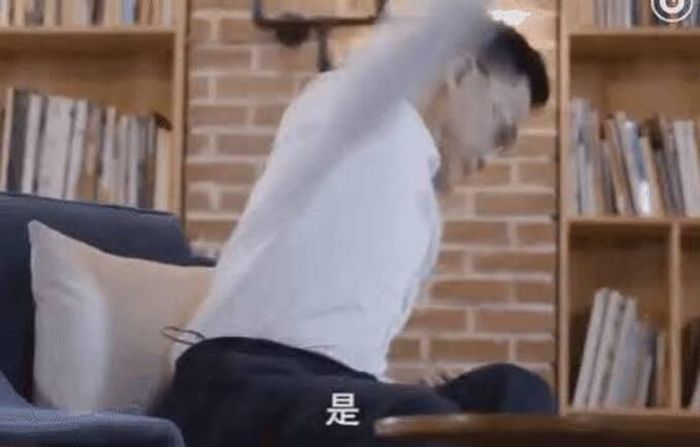 Lý Quốc Khánh đập cốc ngay trên truyền hình. (Ảnh: TheChinaProject)