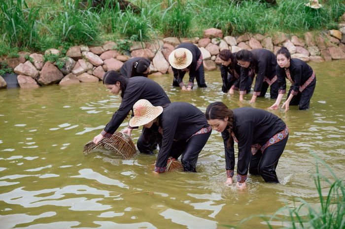 Các thí sinh trải nghiệm công việc chăn dê, bắt cá.