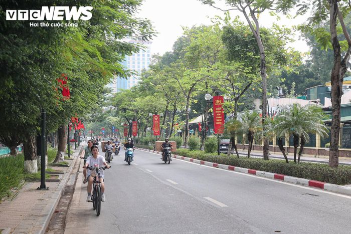 Dù các tuyến đường dẫn ra cửa ngõ đông đúc, tình hình giao thông tại nhiều khu vực nội thành lại trái ngược. 