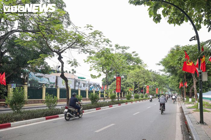 Đường Thanh Niên thưa thớt xe cộ, trải ngược với cảnh đông đúc thường ngày.