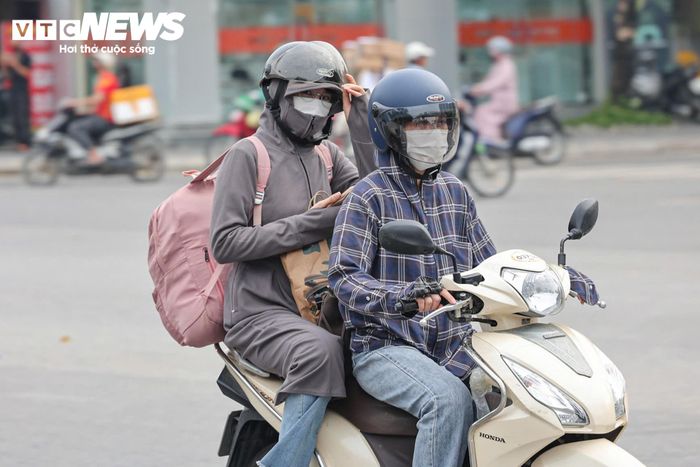 Người dân mang theo nhiều đồ đạc, hành lý cho những ngày nghỉ.