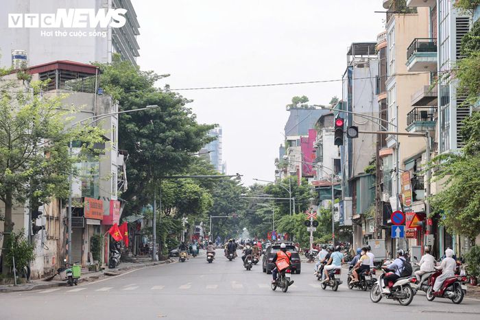Khu vực đường Lê Duẩn ghi nhận lượng phương tiện không quá cao, ô tô, xe máy di chuyển thuận lợi. 