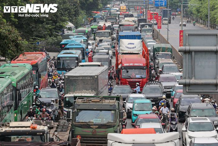 Tại khu vực đường Ngọc Hồi, hướng ra Quốc lộ 1A, khoảng 9h cùng ngày, mật độ phương tiện cũng tăng cao. 