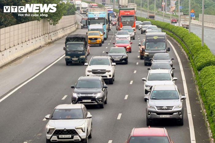 Dòng ô tô di chuyển chậm trên cao tốc Pháp Vân - Cầu Giẽ sáng 29/8.
