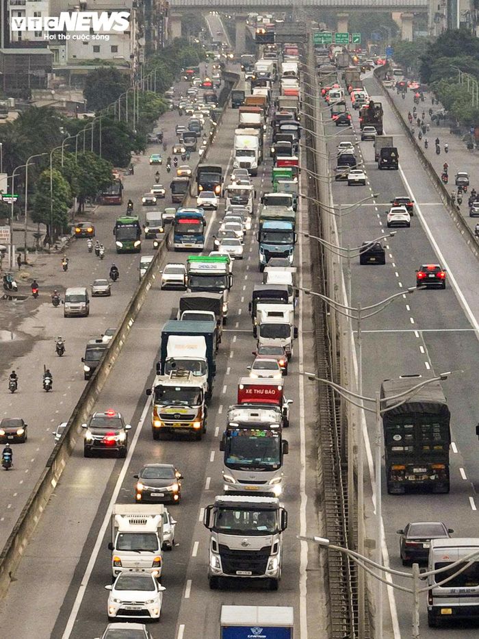 Đến gần 8h, đường Vành đai 3 trên cao theo hướng rời Hà Nội xảy ra ùn ứ. Hàng dài ô tô nối đuôi nhau trên tuyến đường này, nhiều phương tiện di chuyển chậm.