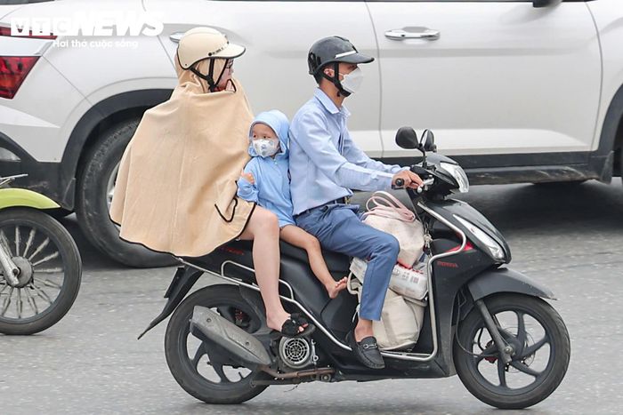 Em nhỏ theo bố mẹ rời Hà Nội từ sáng sớm. 