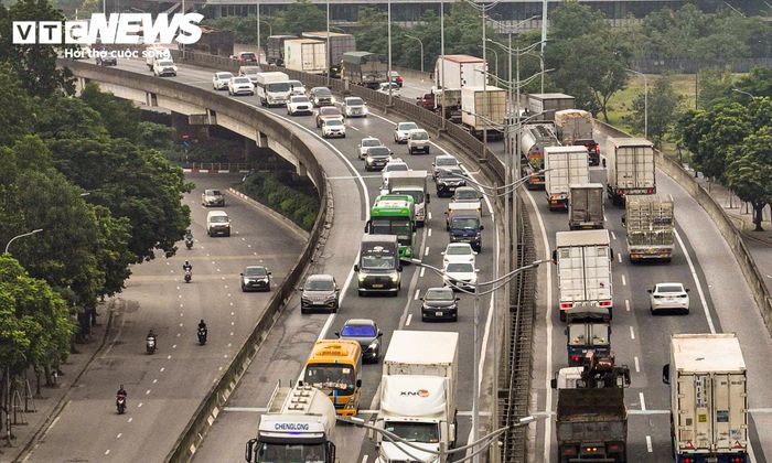 Theo ghi nhận của PV Báo Điện tử VTC News, từ khoảng 7h cùng ngày, đường phố Hà Nội đã bắt đầu đông xe, đặc biệt tại các tuyến vành đai. Dòng phương tiện hướng ra khỏi trung tâm thành phố tăng dần khi nhiều gia đình tranh thủ khởi hành sớm để về quê nghỉ lễ.