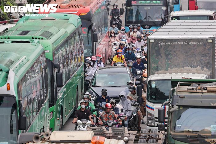 Nhiều gia đình lựa chọn ô tô, xe máy cá nhân thay vì đi xe khách để chủ động thời gian trong hành trình về quê.