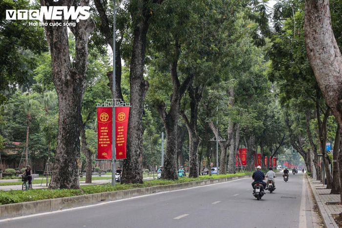 Trong ngày đầu kỳ nghỉ lễ, các tuyến phố vốn thường xuyên đông phương tiện trở nên thông thoáng.