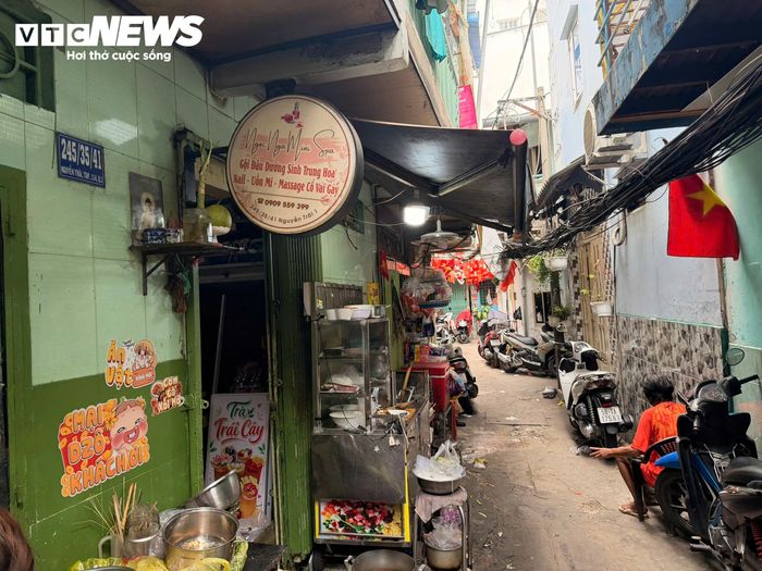 Nhà cửa chật chội, nhiều gia đình phải để đồ đạc ra ngoài, tận dụng hẻm để nấu nướng.