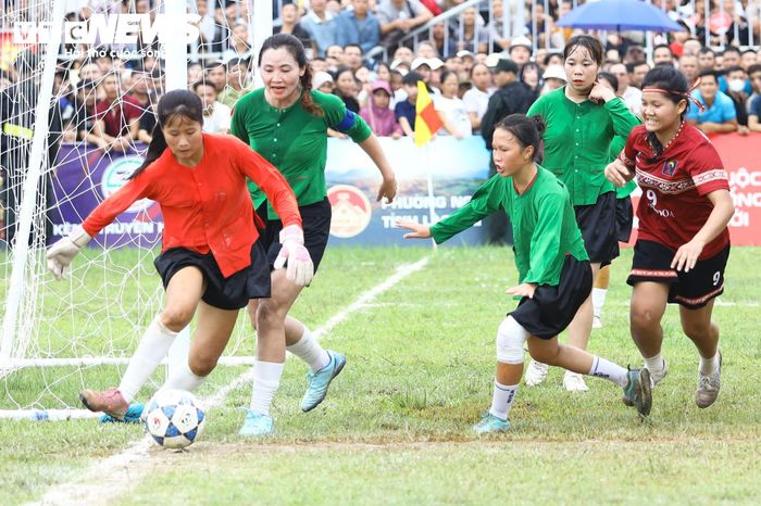 Tận dụng tốt các cơ hội tạo ra, Lục Yên giành chiến thắng 2-1 trước Đak Đoa trong trận chung kết. Kết quả này giúp đội bóng của Lào Cai trở thành nhà vô địch đầu tiên của Giải Bóng đá nữ các dân tộc thiểu số Việt Nam, Cúp VTV.