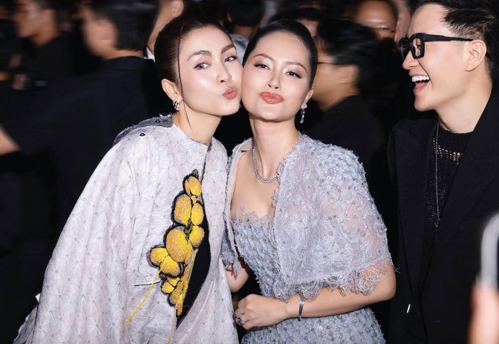 Tăng Thanh Hà và Đỗ Thị Hải Yến hội ngộ sau nhiều năm.