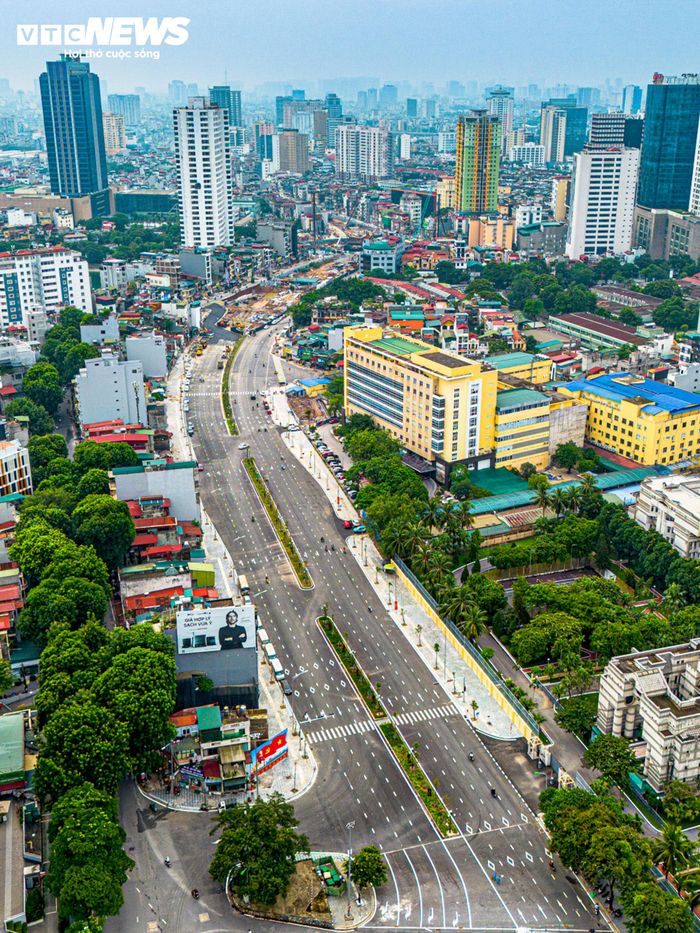 Nhiều vị trí đã được thảm nhựa, tổ chức phân làn, trong khi các hạng mục cây xanh, chiếu sáng và biển báo tiếp tục được hoàn thiện.