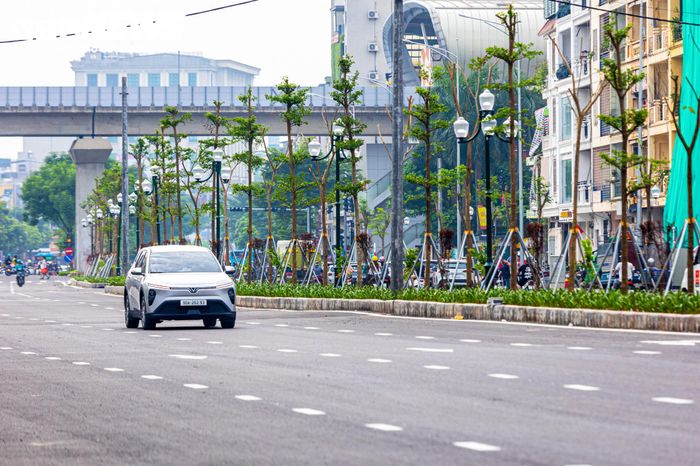 Mặt đường, vỉa hè, cây xanh, hệ thống chiếu sáng, biển chỉ dẫn và sơn kẻ đường đã được triển khai đồng bộ, tạo diện mạo mới cho khu vực.