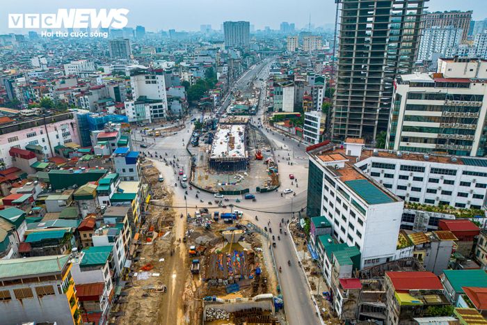 Bên cạnh phần đường, hai cầu vượt tại khu vực nút giao Láng Hạ và Nguyễn Chí Thanh cũng đang được đẩy nhanh thi công, dự kiến hoàn thành trong năm 2026. Riêng cầu vượt Nguyễn Chí Thanh có yêu cầu phối hợp với phạm vi tuyến đường sắt đô thị đi ngầm bên dưới nên quá trình triển khai phức tạp hơn.