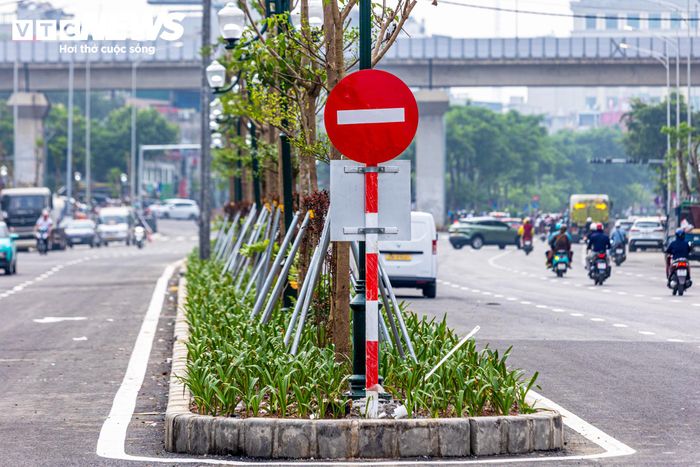 Trước khi tổ chức giao thông, các hạng mục phục vụ khai thác như hệ thống đèn chiếu sáng, biển báo, sơn kẻ đường, phân làn và các công trình bảo đảm an toàn giao thông sẽ được kiểm tra, đánh giá theo yêu cầu kỹ thuật.