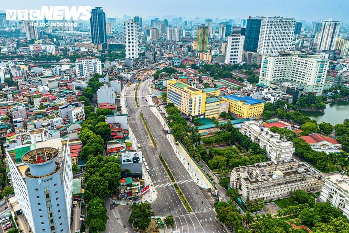 Dự án đường vành đai 1 đoạn Hoàng Cầu - Voi Phục dài hơn 2,2km, có mặt cắt ngang 50m, tổng mức đầu tư hơn 7.200 tỷ đồng. Những ngày cuối tháng 8, nhiều đoạn tuyến đã hoàn thiện mặt đường, vạch sơn, cây xanh và hệ thống chiếu sáng, sẵn sàng cho mục tiêu thông xe kỹ thuật dịp Quốc khánh 2/9.