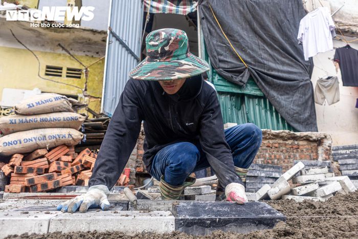 Tại đoạn Voi Phục - Nguyễn Chí Thanh, các nhà thầu đang tập trung xử lý những phần việc cuối cùng. Phần lớn mặt đường đã được thảm nhựa, kẻ vạch, trồng cây xanh và lắp đặt hệ thống chiếu sáng. Một số công nhân tiếp tục hoàn thiện vỉa hè để kịp tiến độ.