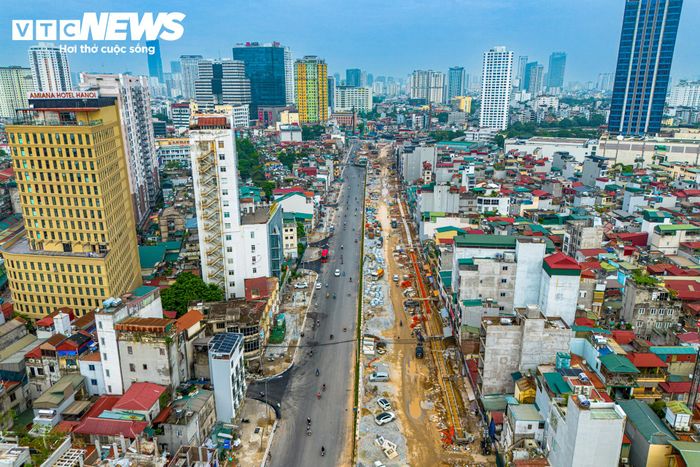 Trong khi đó, đoạn Nguyễn Chí Thanh - Láng Hạ vẫn đang được tiếp tục thi công. Một phần mặt đường theo hướng Láng Hạ đã hoàn thành, các nhà thầu đang tập trung triển khai những hạng mục còn lại để đáp ứng tiến độ chung của dự án.