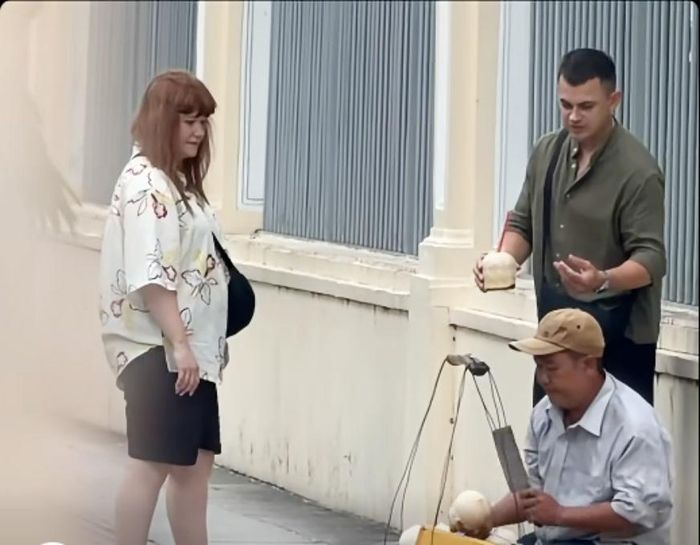 Hai vị khách miễn cưỡng mua 2 quả dừa với giá 150.000 đồng. (Ảnh cắt từ clip)