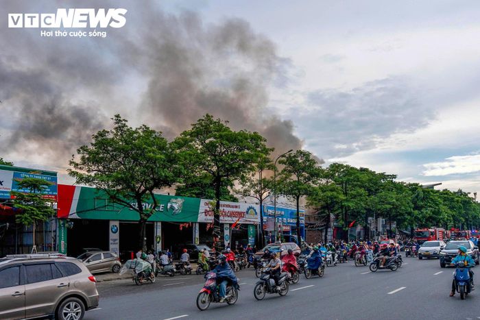 Theo nhân chứng có mặt tại hiện trường, thời điểm trên, họ phát hiện khói và lửa bốc lên từ khu vực giáp ranh với nhà số 68A Lê Quang Đạo. 