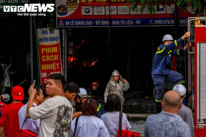 Các lực lượng nhanh chóng triển khai phương án dập lửa, đồng thời khoanh vùng, ngăn cháy lan sang khu vực lân cận.
