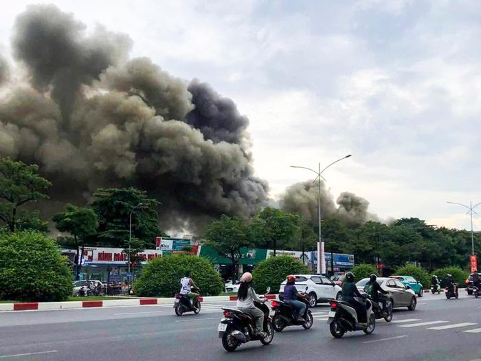 Khói đen dày đặc bao phủ cả khu vực, có thể quan sát từ khoảng cách xa.