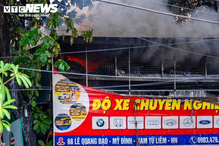 Chỉ ít phút sau, ngọn lửa nhanh chóng lan rộng, bùng phát dữ dội.
