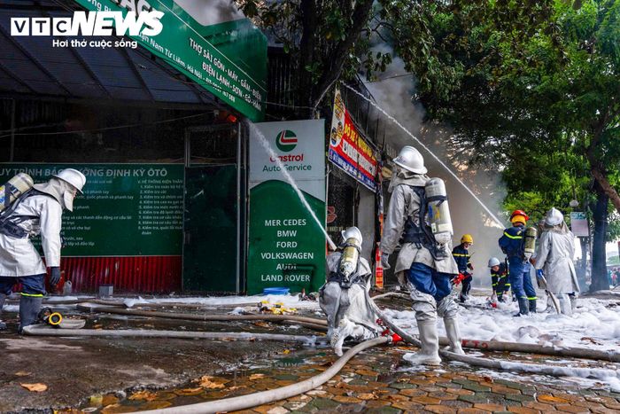 Ngay sau khi nhận tin báo, Đội Chữa cháy và Cứu nạn, cứu hộ khu vực số 16 (Phòng Cảnh sát PCCC&CNCH) điều nhiều xe chữa cháy và cán bộ chiến sĩ tiếp cận hiện trường, tìm kiếm cứu nạn.