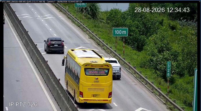Một trường hợp không giữ khoảng cách an toàn trên cao tốc bị camera ghi lại.