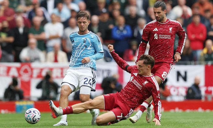 Liverpool (áo đỏ) gặp khó trước Nottingham Forest. (Ảnh: Reuters)
