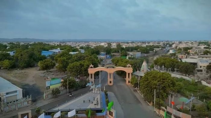 Với khoảng 7.600 hộ gia đình, ngôi làng Madhapar có khoảng 17 chi nhánh ngân hàng đang hoạt động, bao gồm các ngân hàng lớn thuộc sở hữu nhà nước và tư nhân. Tổng số tiền gửi của người dân tại các ngân hàng khoảng 50 tỷ rupee (hơn 13.850 tỷ đồng). (Ảnh: Business Today)