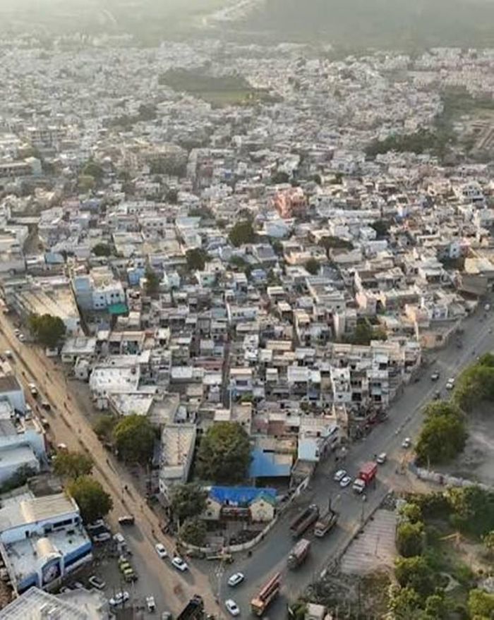 Ngày nay, Madhapar không chỉ có các chi nhánh ngân hàng. Nơi đây có hệ thống trường học, trung tâm y tế, công viên, hồ nước, đập thủy lợi, thậm chí cả một trang trại nuôi bò hiện đại - công trình hiếm thấy ở vùng nông thôn. (Ảnh: Instagram)