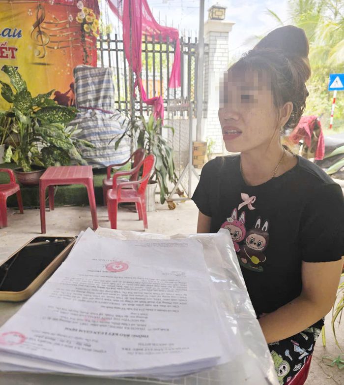 Gần 2 năm khiếu nại, con gái của ông Nguyễn Văn Oanh đã nhận được thông báo khởi tố vụ án, khởi tố bị can. (Ảnh: Trần Hoài)
