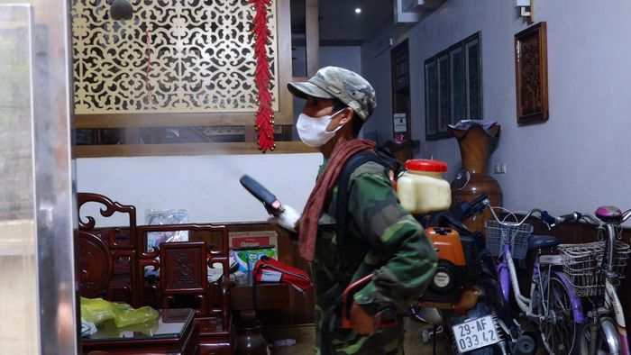 Lực lượng phòng, chống dịch phun hóa chất diệt muỗi, góp phần khống chế nguy cơ lây lan sốt xuất huyết trong khu dân cư. Ảnh: Đỗ Duẩn