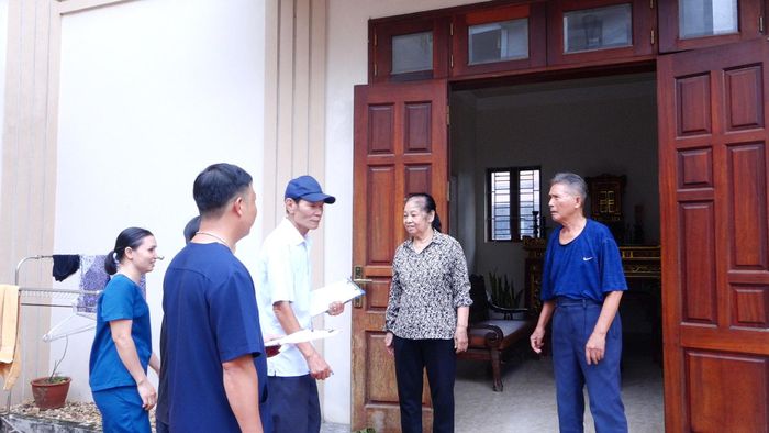 Đội phòng bệnh cộng đồng xã Ô Diên tuyên truyền, hướng dẫn người dân thực hiện các biện pháp phòng, chống sốt xuất huyết ngay từ hộ gia đình. Ảnh: Đỗ Duẩn