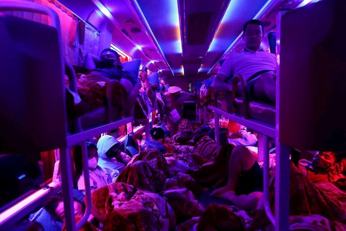 Phương tiện chỉ được phép chở 20 người nhưng thời điểm kiểm tra có tới 48 người. Ảnh: VT